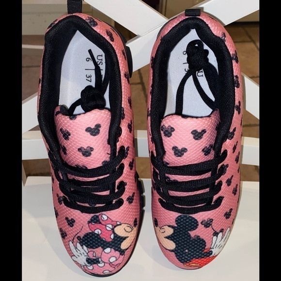 Disney Boutique Mickey And Minnie kissing Sneakers size 6 - Picture 2 of 5
